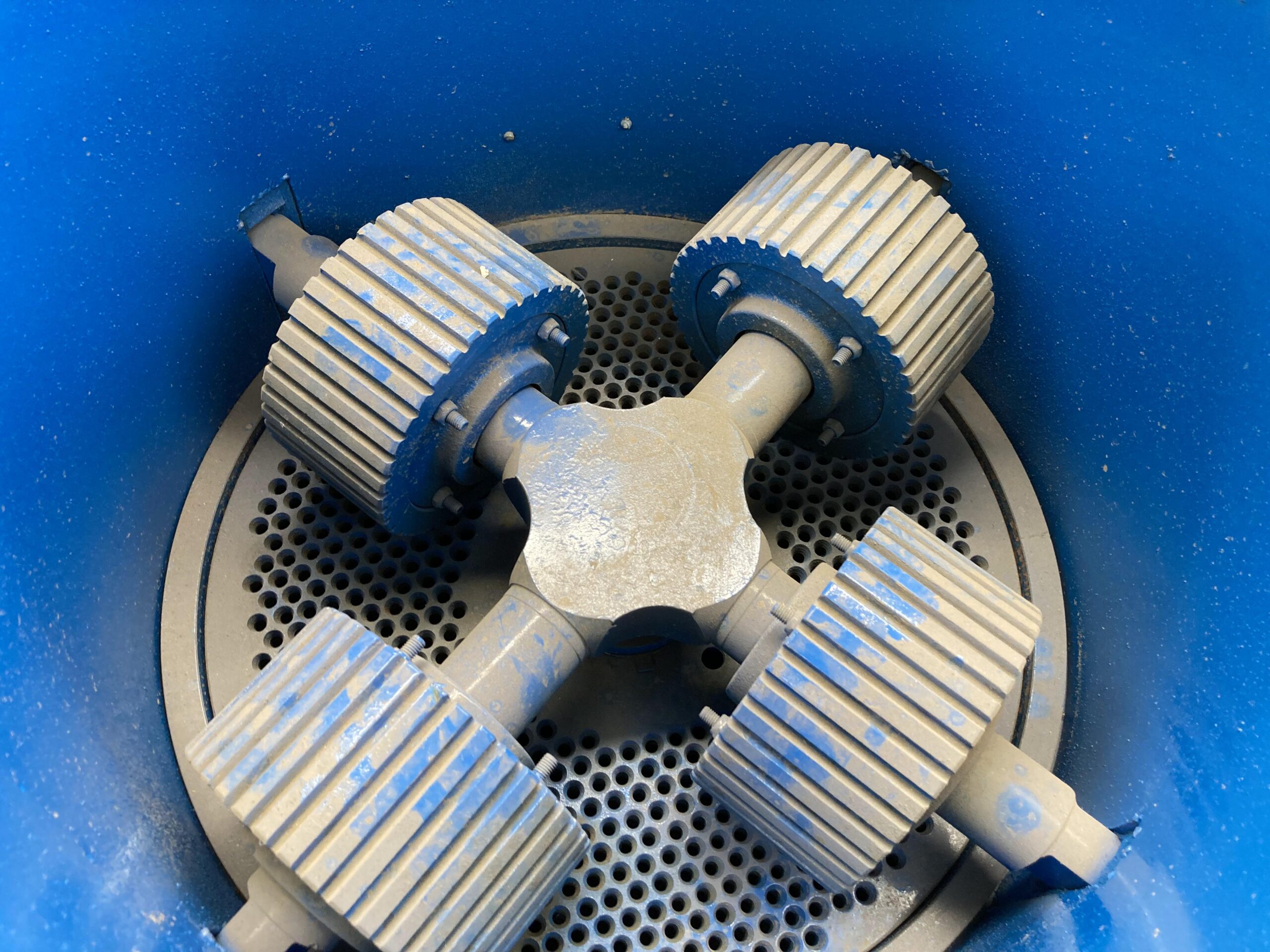 Flat die feed pellet mill